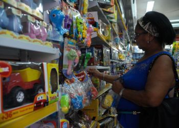 Rio de Janeiro - A dona de casa Maria das Graças Benedito, 67 anos, compra presentes para o Dia das Crianças no comércio da Sociedade de Amigos da Rua da Alfândega e Adjacências (Saara), o maior centro comercial popular do Rio de Janeiro.
