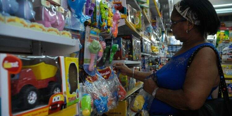 Rio de Janeiro - A dona de casa Maria das Graças Benedito, 67 anos, compra presentes para o Dia das Crianças no comércio da Sociedade de Amigos da Rua da Alfândega e Adjacências (Saara), o maior centro comercial popular do Rio de Janeiro.